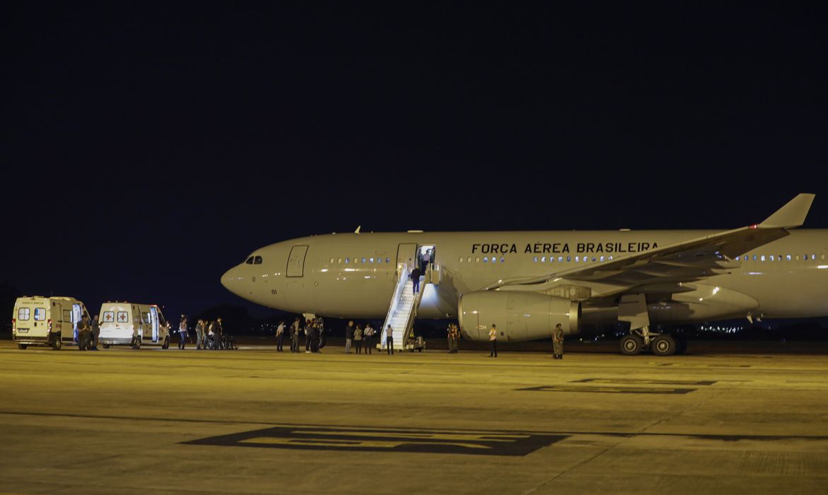 Último voo da primeira operação de resgate de brasileiros em Israel pousa no Rio de Janeiro