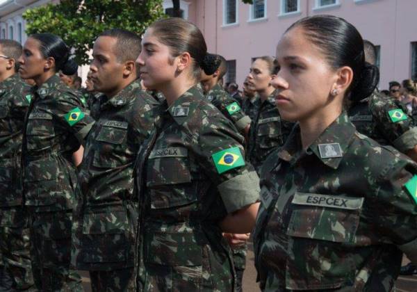 Projeto institui cota de 30% das vagas do serviço militar para mulheres