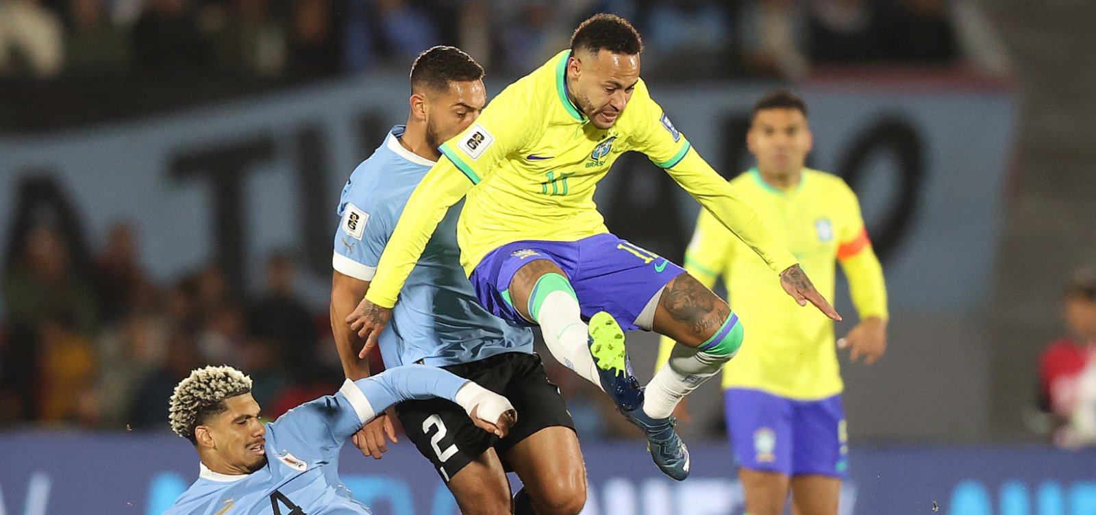 Médico da Seleção afirma que lesão no joelho esquerdo de Neymar é complexa