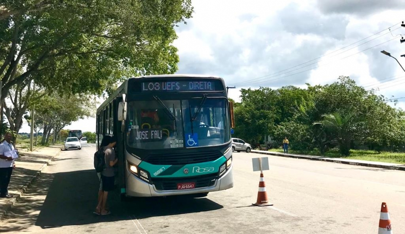 Prefeitura de Feira reforça transporte público na UEFS para processo seletivo docente