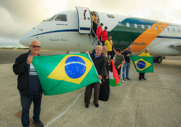 Grupo de brasileiros repatriados da Cisjordânia chega ao Recife