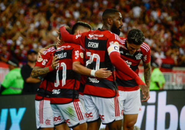 Flamengo derrota Palmeiras e mantém vivo sonho por título