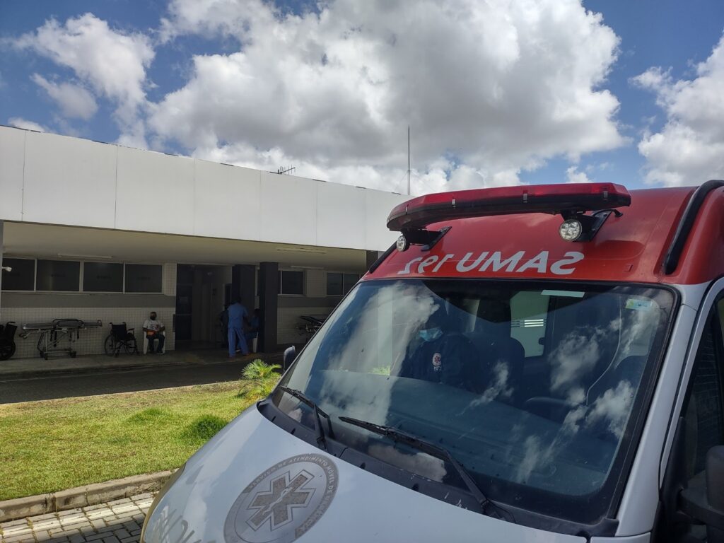 Homem ferido com golpes de faca morre em hospital