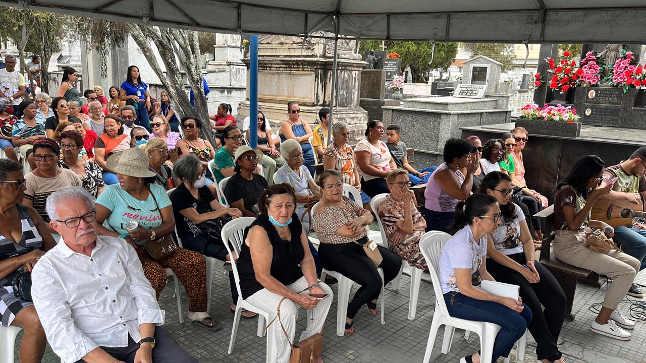 Homenagens e orações marcam o Dia de Finados no Cemitério Piedade, em Feira