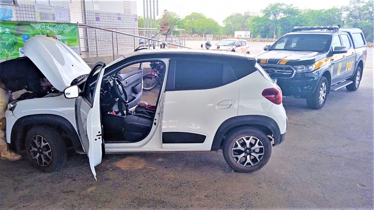 Em Feira, PRF recupera veículo roubado em Lauro de Freitas