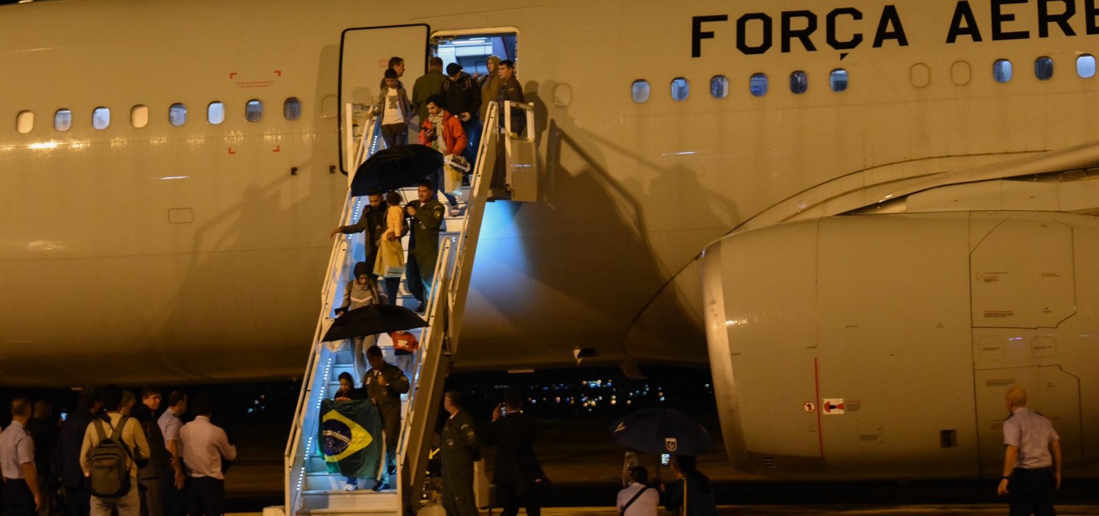 Após Israel vetar saída de 24 pessoas em Gaza, 48 repatriados chegam ao Brasil