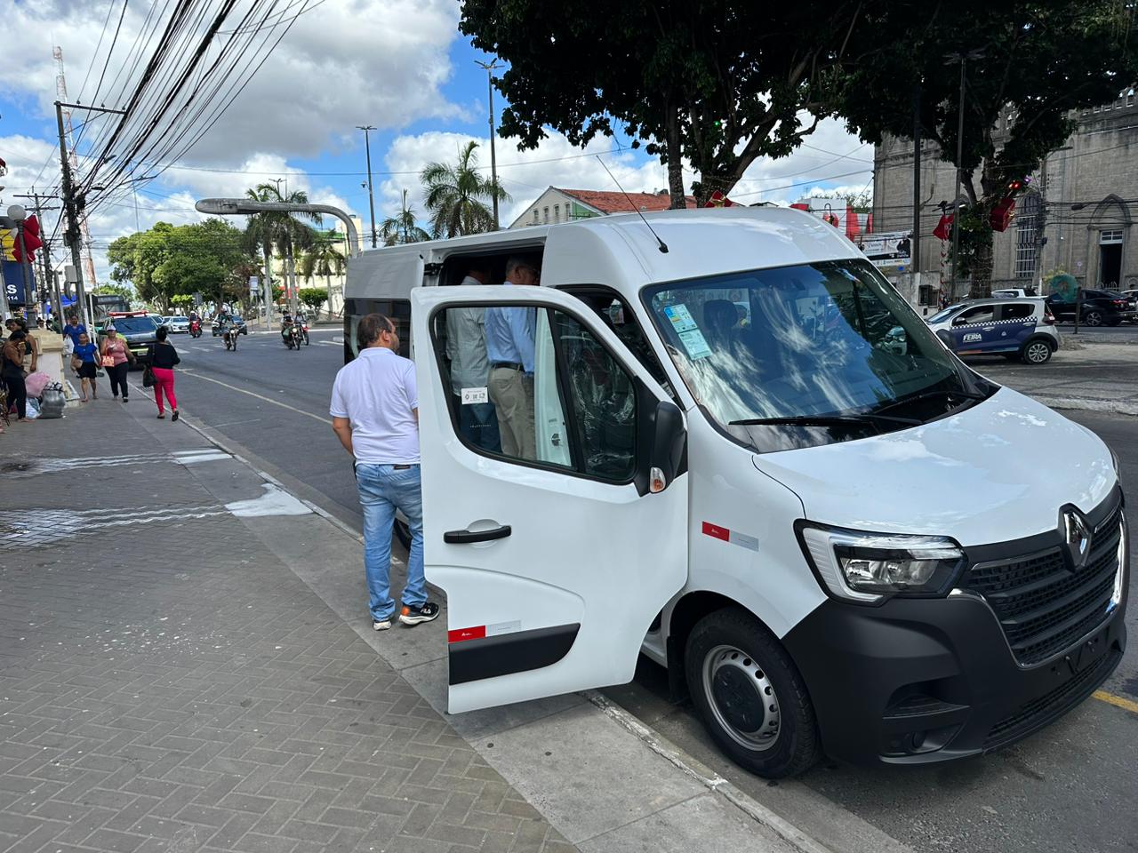 Prefeitura de Feira recebe doação de veículo resultado de emenda parlamentar