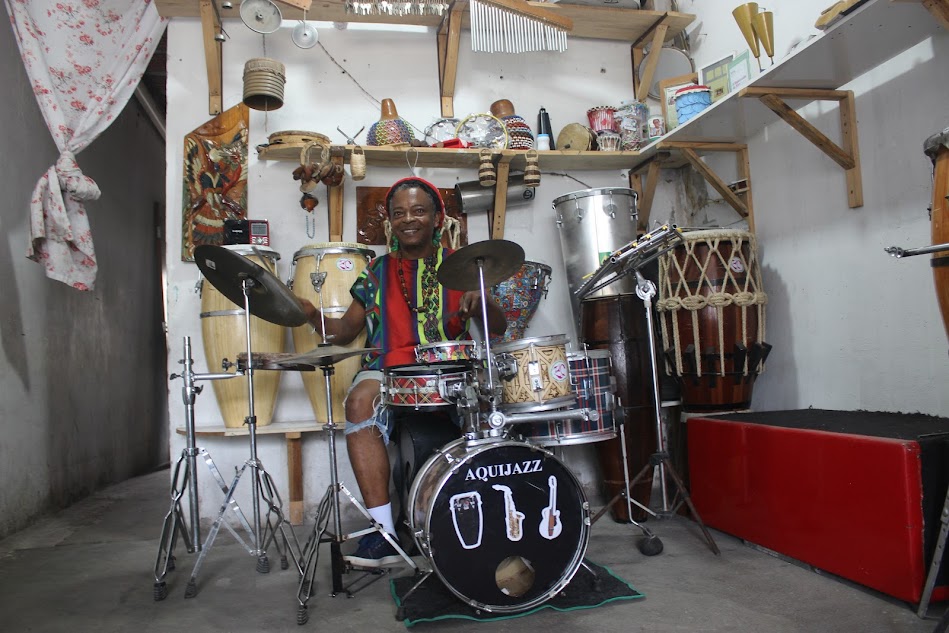 Artista feirense Zé das Congas multiplica talentos através da percussão