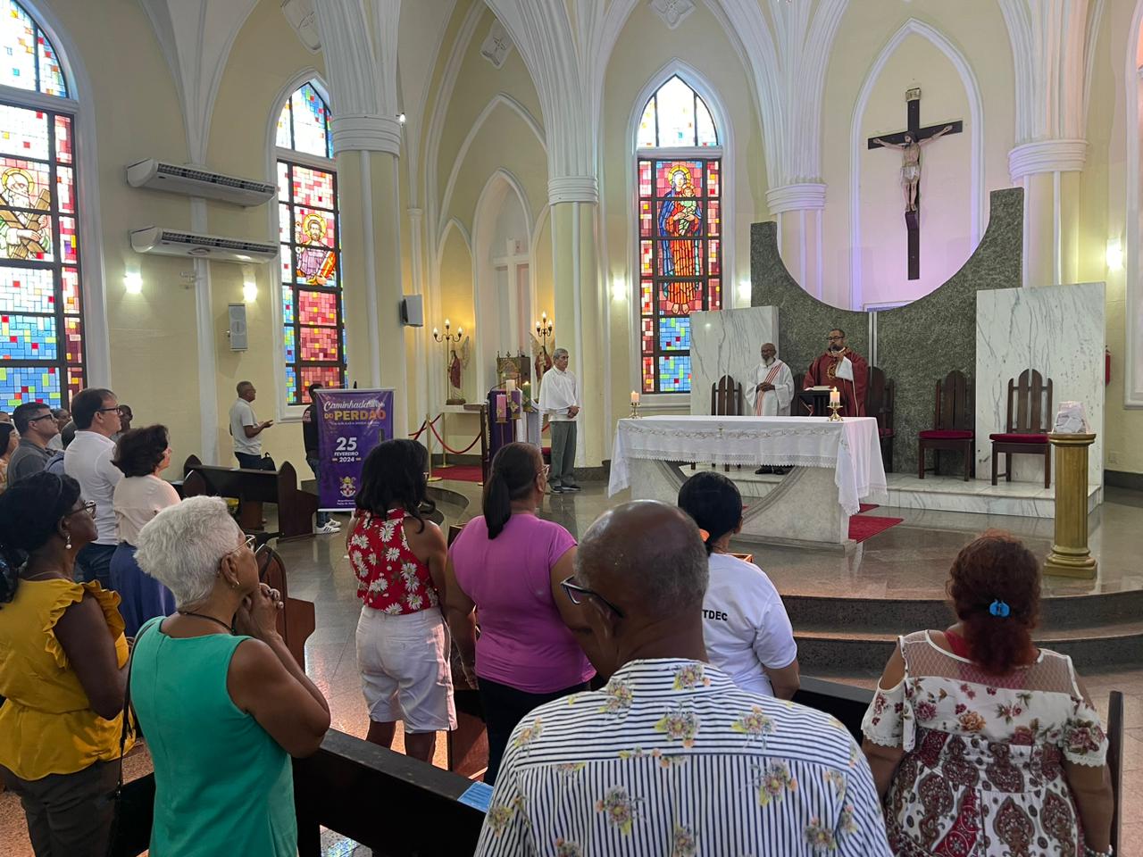 Fiéis celebram o dia de Santa Bárbara com missa e procissão