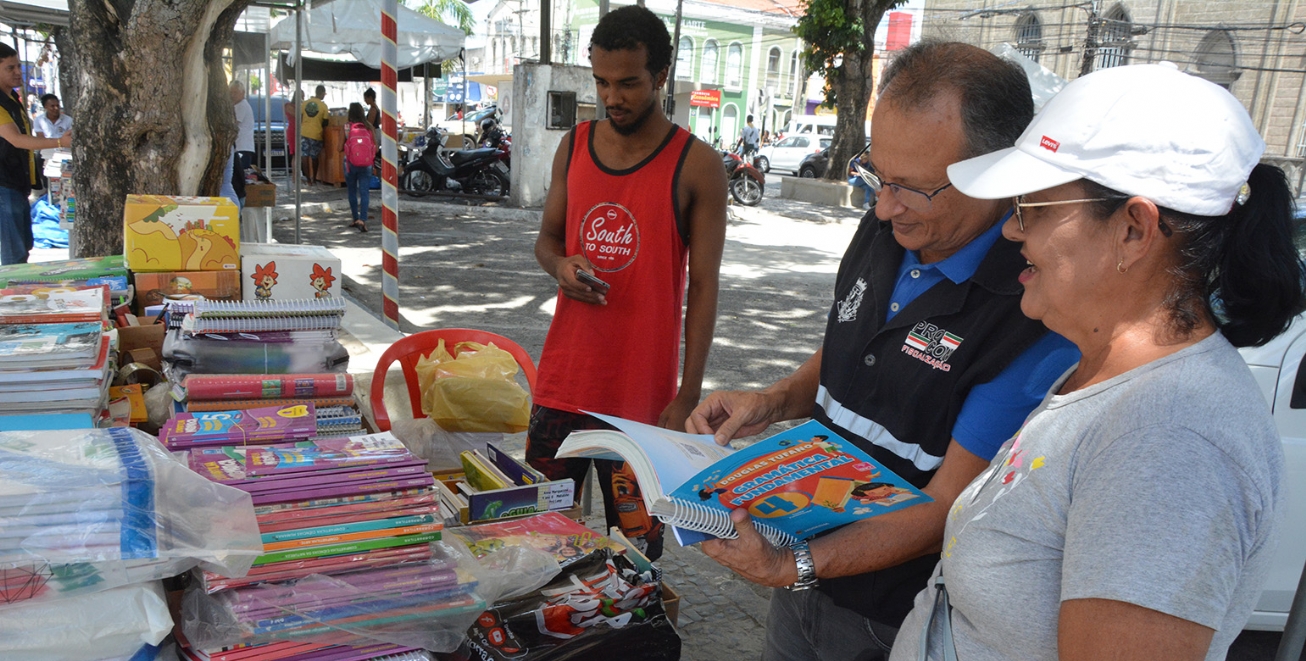 PROCON realiza ação educativa na Feira do Livro Usado