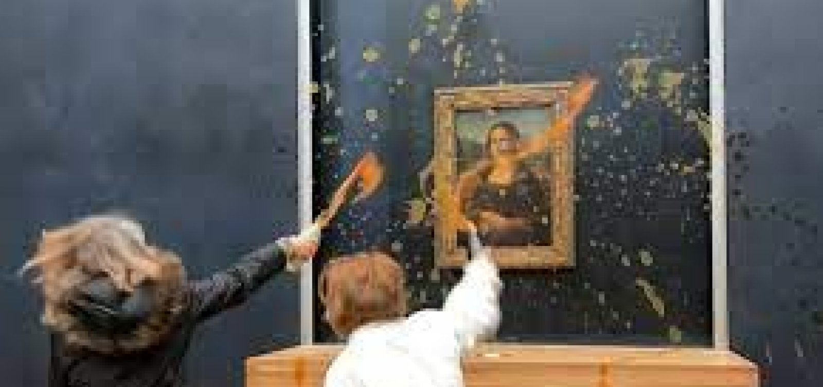 Ativistas são multadas em € 1.500 por atirarem sopa contra quadro de Monalisa, no Louvre