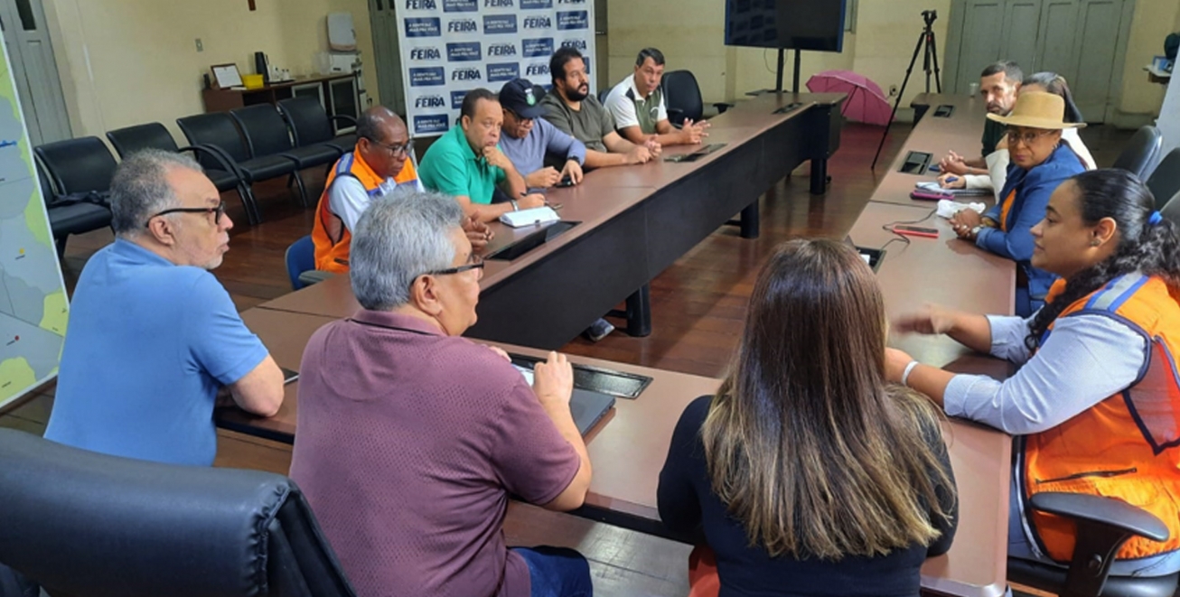 Prefeitura cria comitê de crise em resposta às fortes chuvas em Feira