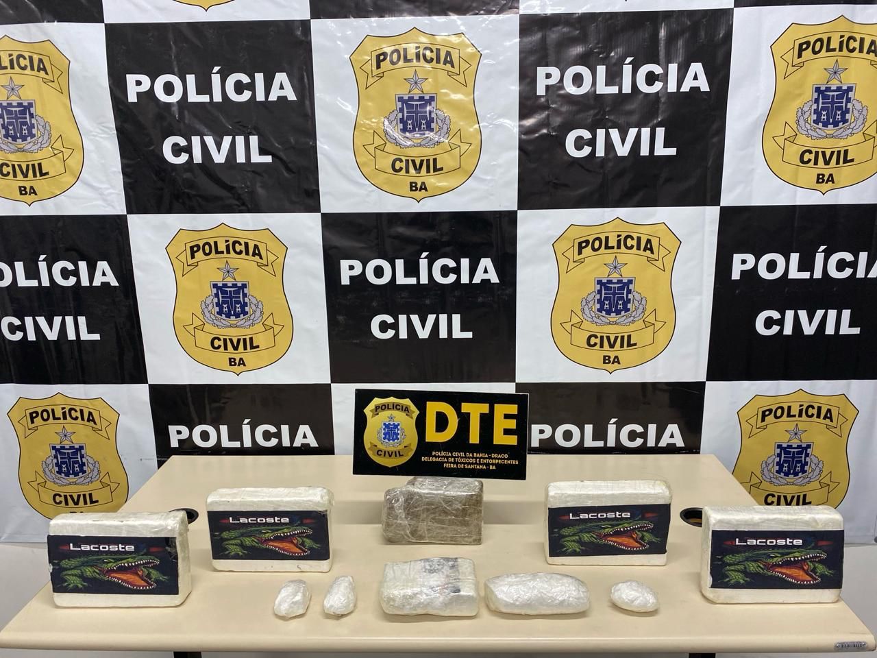 Mulher de presidiário de Feira é flagrada com 5 kg de cocaína e 1 kg de crack