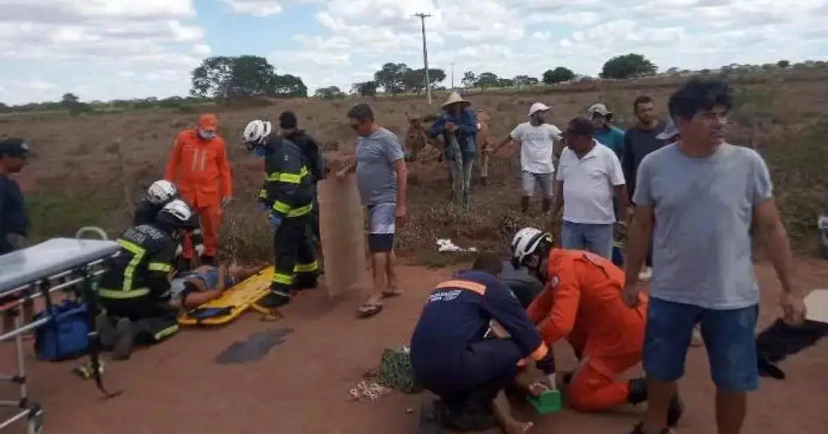 Capotamento de van deixa dois mortos e seis feridos em rodovia na Bahia