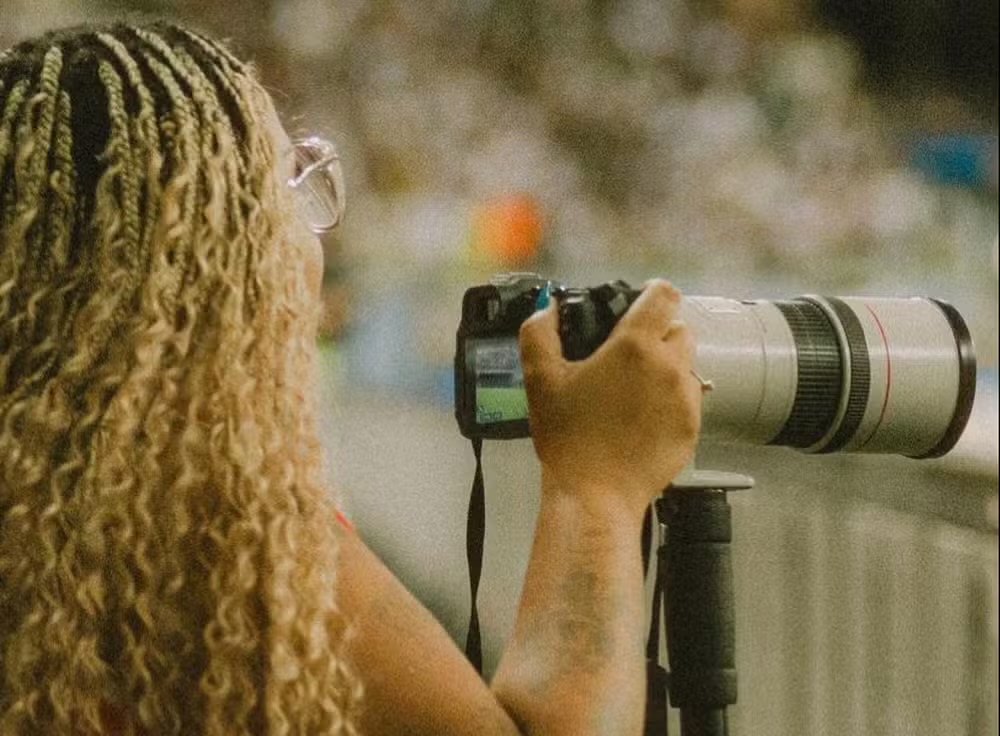 Fotógrafa denuncia racismo durante partida de futebol