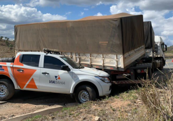 Veículo da ViaBahia é atingido por uma carreta na BR-116