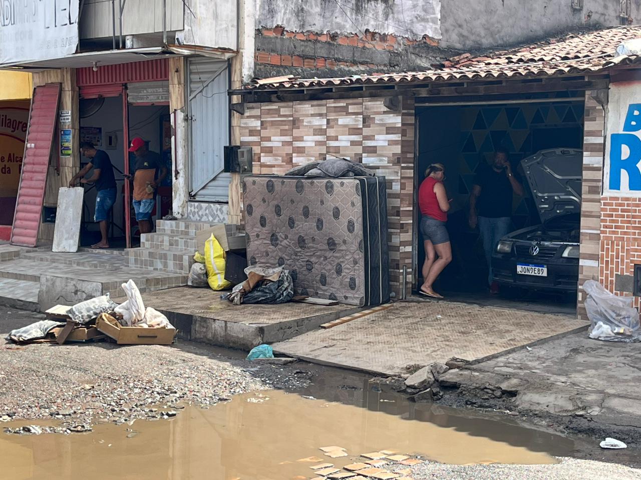 Família tem prejuízo de quase R mil devido a fortes chuvas no bairro Mangabeira