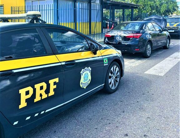 PRF detêm mulher suspeita de trafegar com carro roubado em trecho de Humildes
