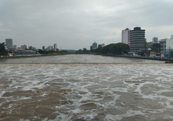 Nível do rio Cachoeira sobe 9 metros e ameaça ribeirinhos em Itabuna