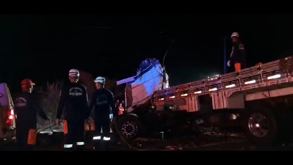 Acidente com caminhão e ônibus na BR-324 deixa 24 pessoas mortas e seis feridas