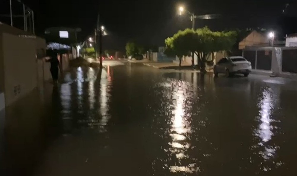 Chuva alaga ruas e causa transtornos em cidade do norte da Bahia