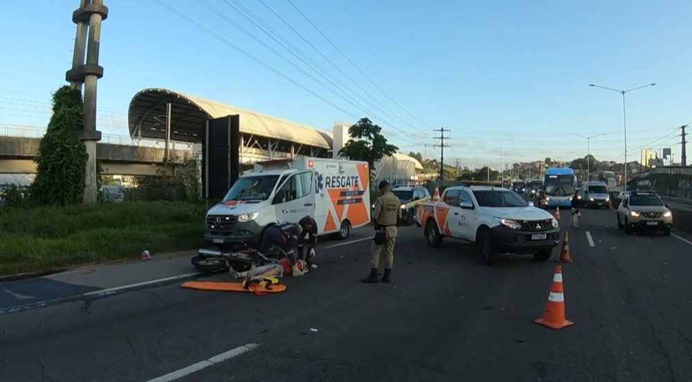 Pai e filho ficam feridos após acidente entre moto e viatura da Polícia Militar