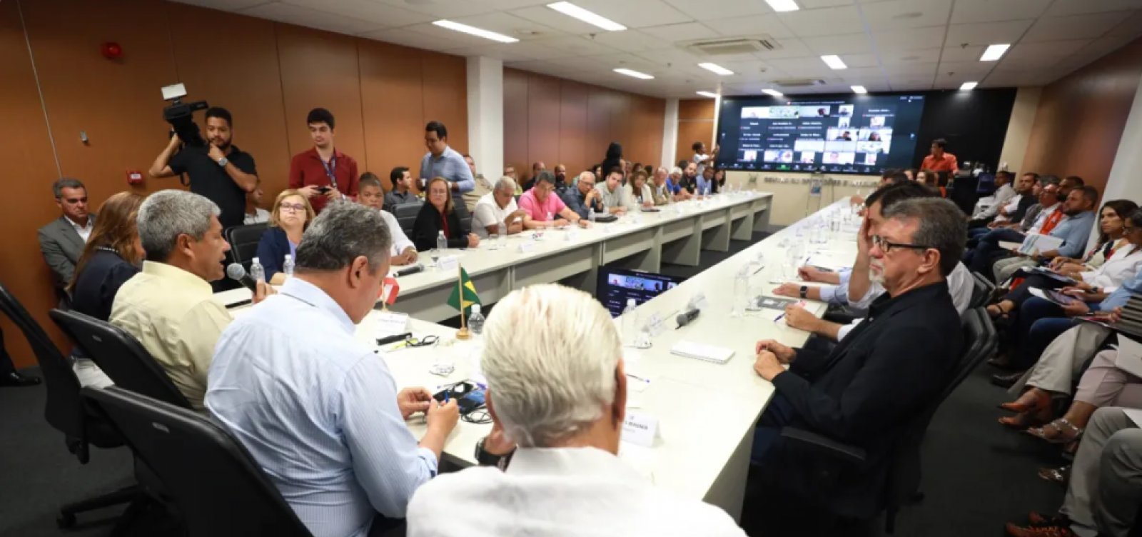Governador se reúne com prefeitos e ministros para discutir combate à dengue