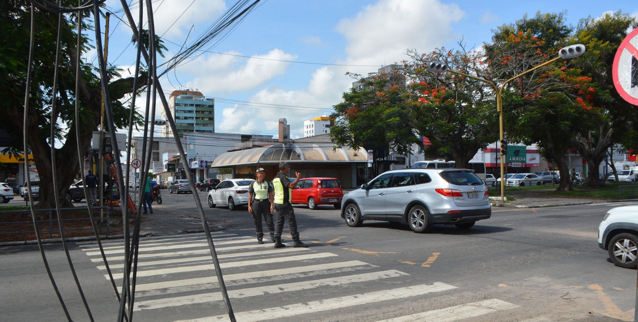 Agentes de trânsito sinalizam cruzamento das avenidas Presidente Dutra e João Durval Carneiro