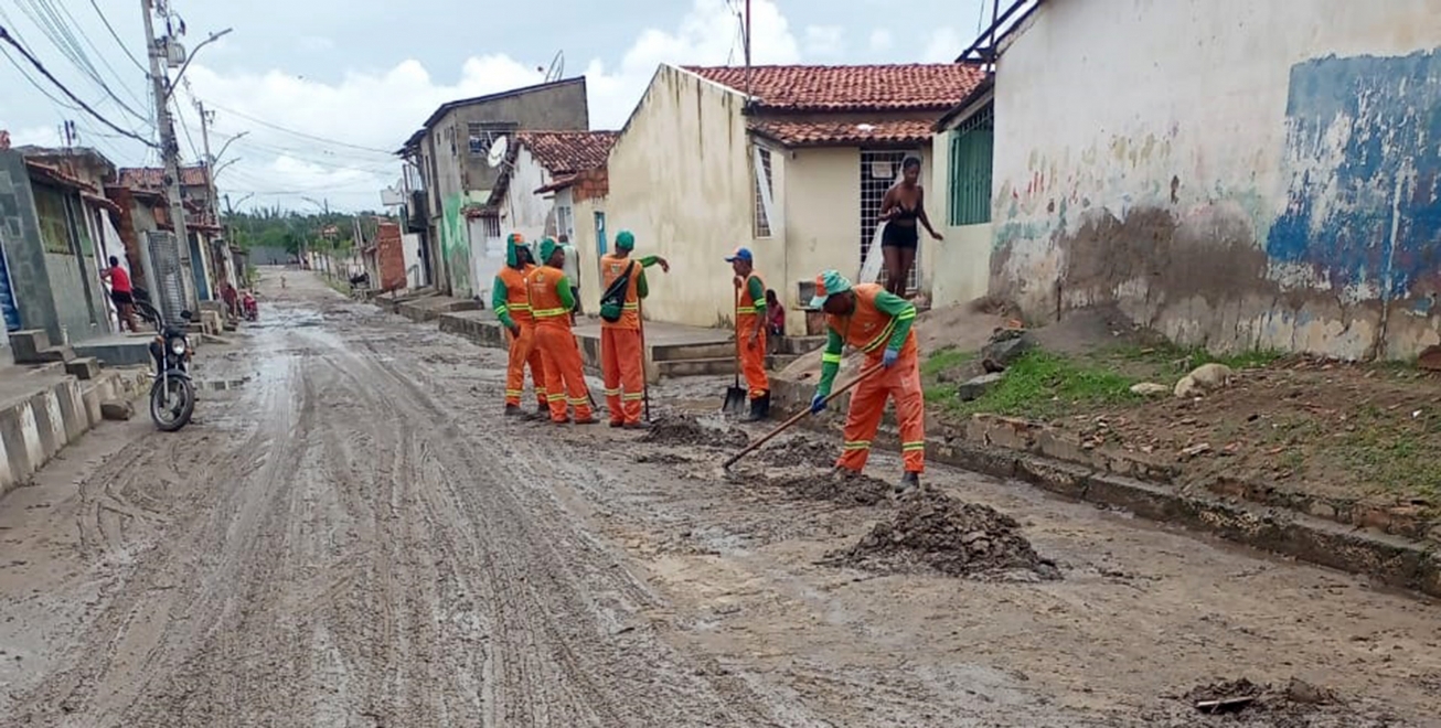 Limpeza Pública remove lama em ruas atingidas pelas chuvas