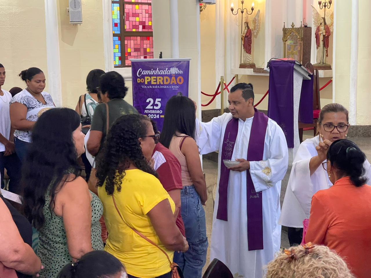 Católicos celebram a Quarta-feira de Cinzas com missa na Igreja Senhor dos Passos