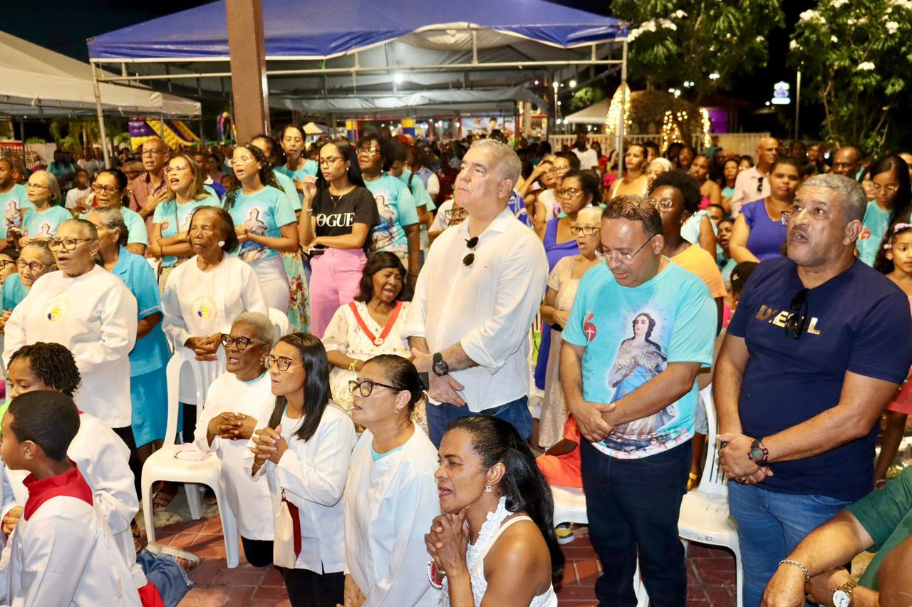 Zé Neto participa do encerramento do Novenário à padroeira de Humildes: “Devoção, fé e tradição ao maior distrito de Feira“