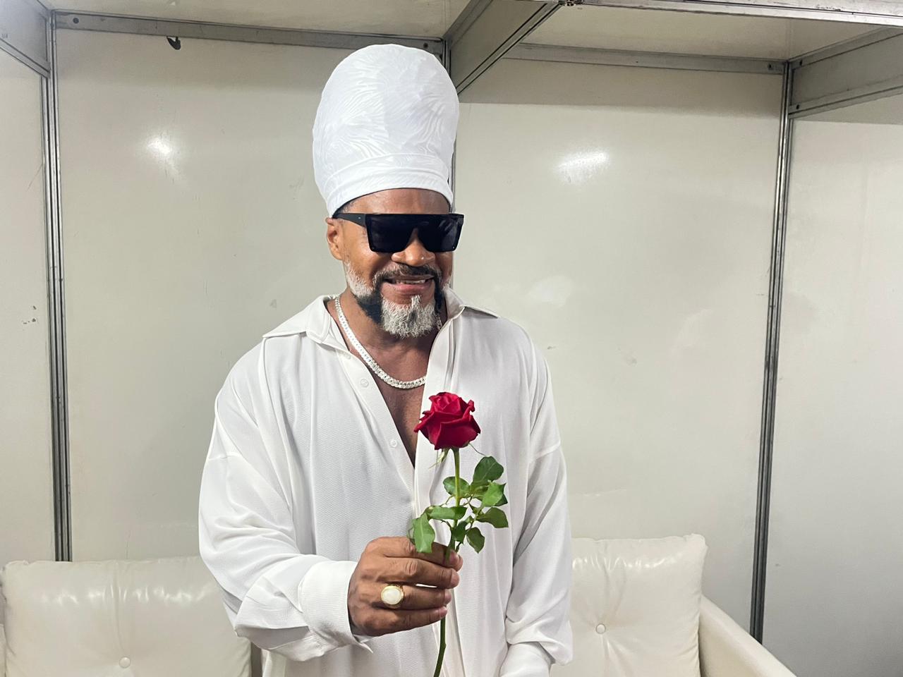 ‘Se for convidado estarei na Micareta de Feira’, diz Carlinhos Brown