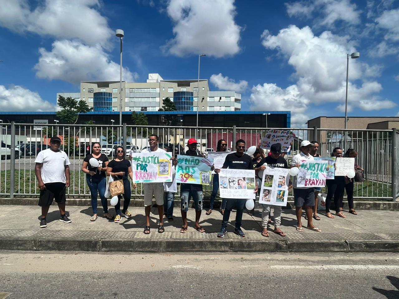 Familiares e amigos realizam manifestação após morte de criança no Hospital da Criança