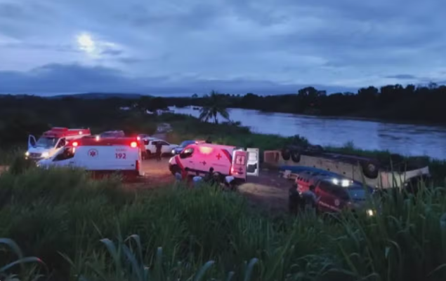 Ônibus capota próximo ao rio Pardo e deixa cinco mortos no Sudoeste baiano