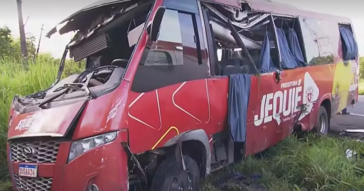 Acidente com micro-ônibus que transportava pacientes deixa 11 feridos na Bahia￼