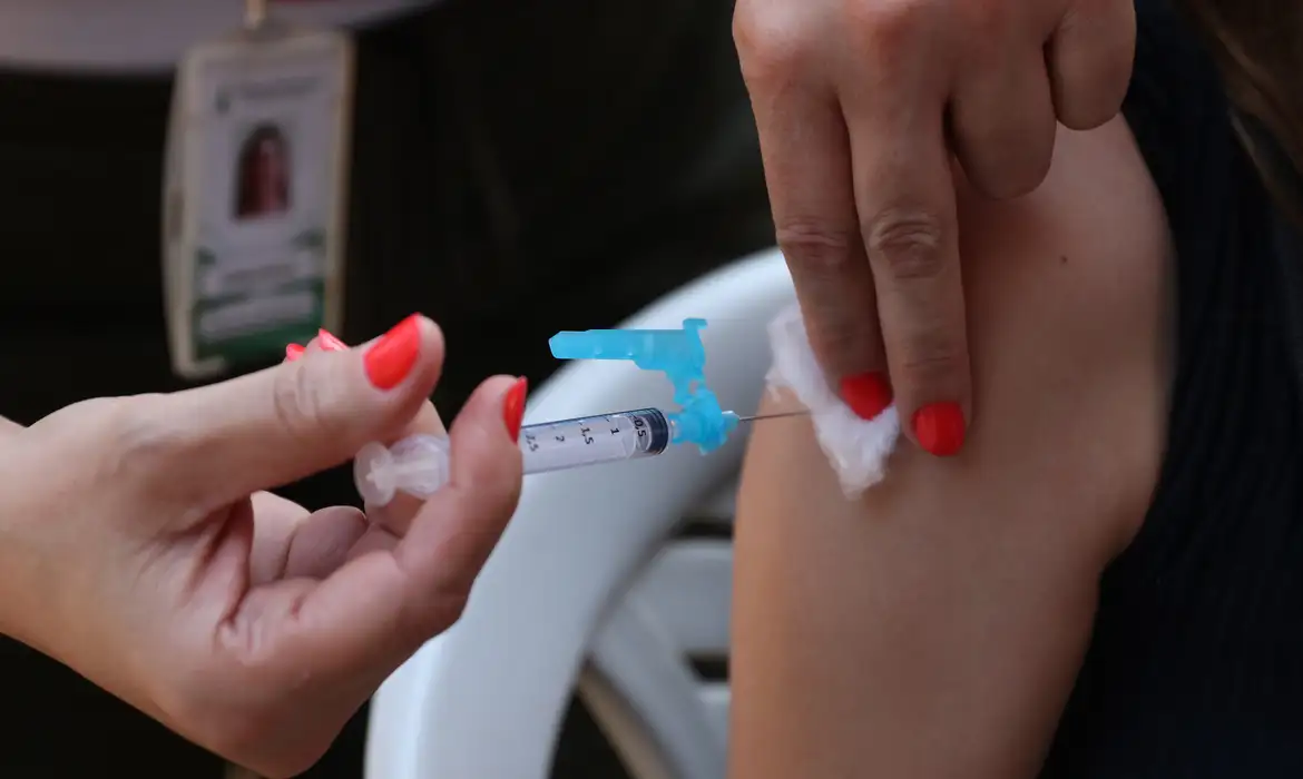 Feira de Santana recebe novas doses de vacina contra dengue