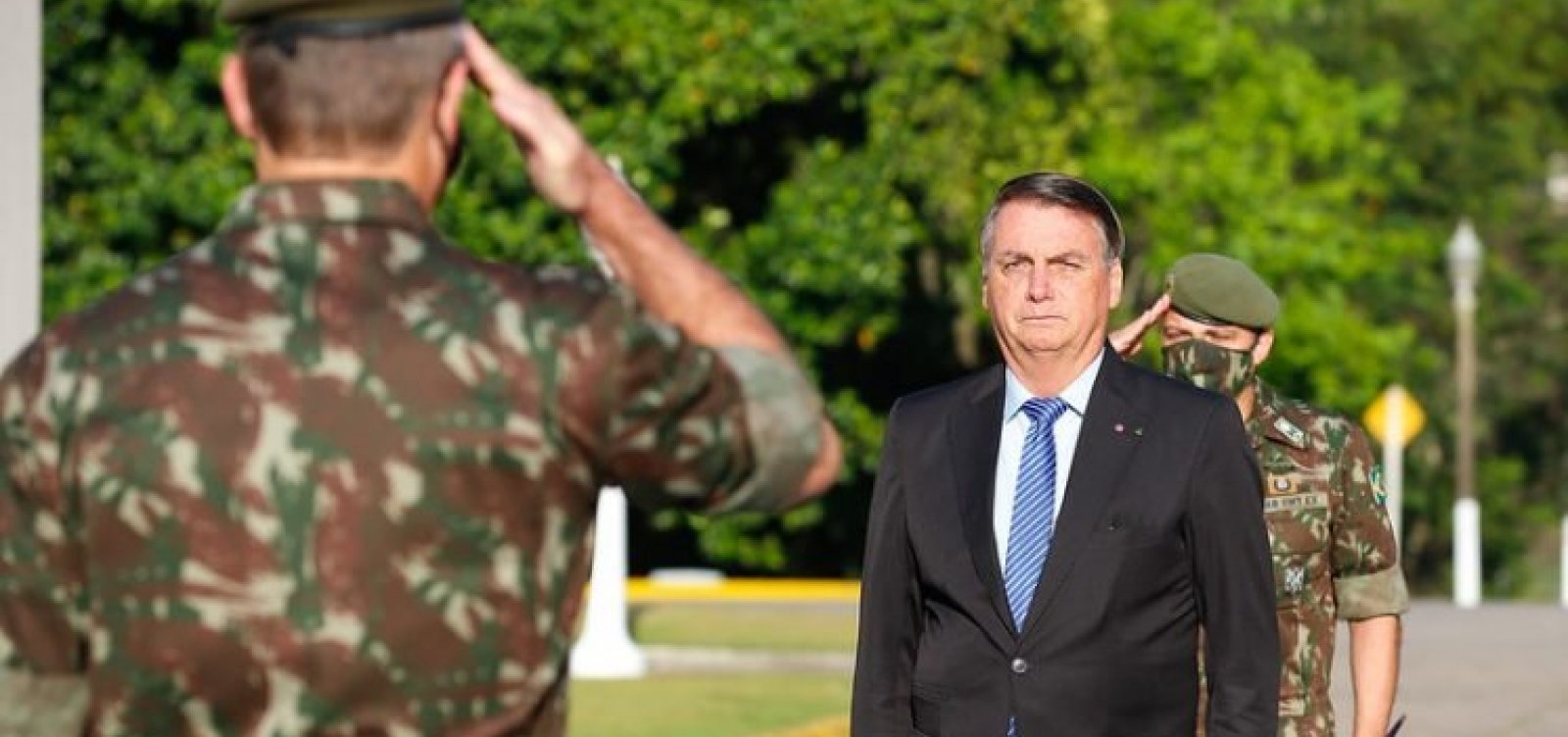 Bolsonaro e investigados por tentativa de golpe não poderão ir a eventos das Forças Armadas, define Moraes