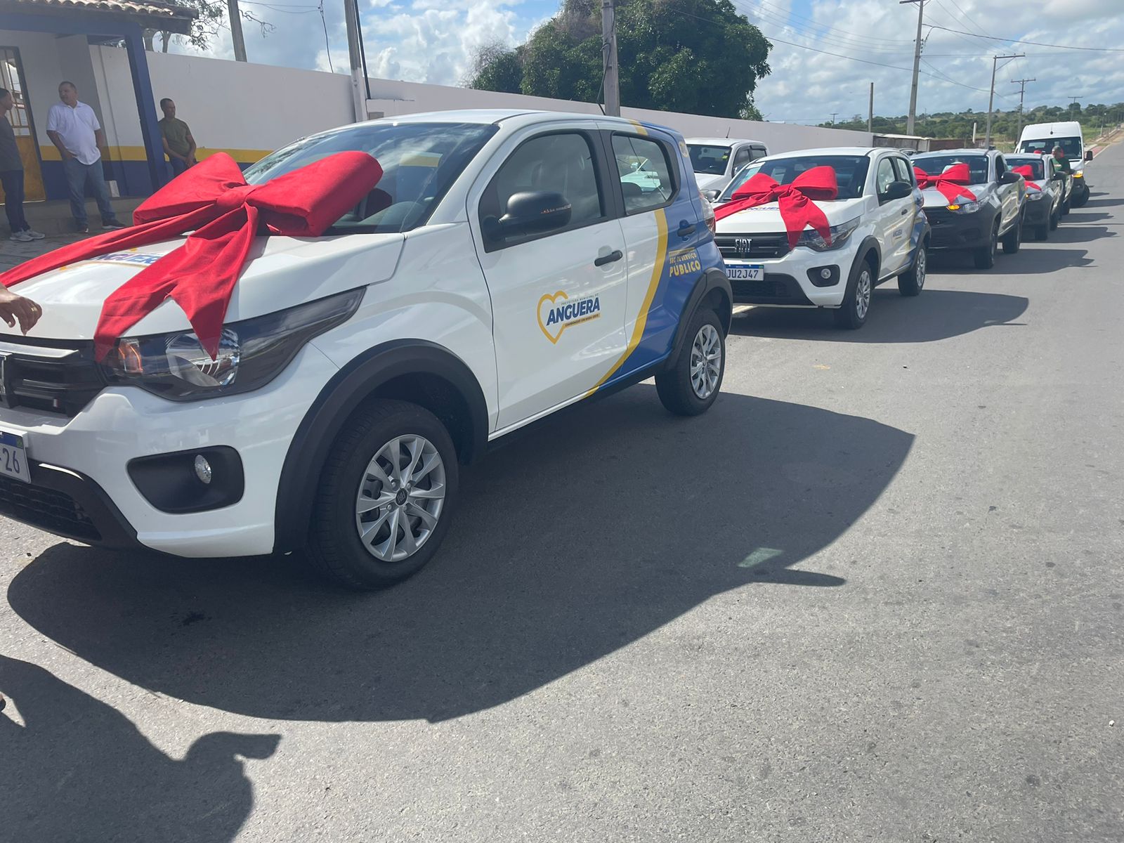 Prefeito de Anguera entrega 6 carros zero km para reforçar a frota do município