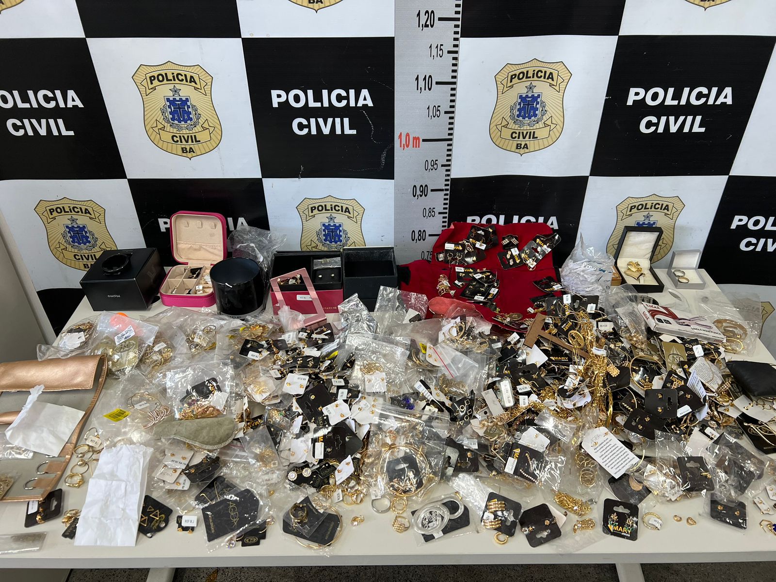 Polícia Civil recupera joias avaliadas em R$ 100 mil, furtadas em Feira