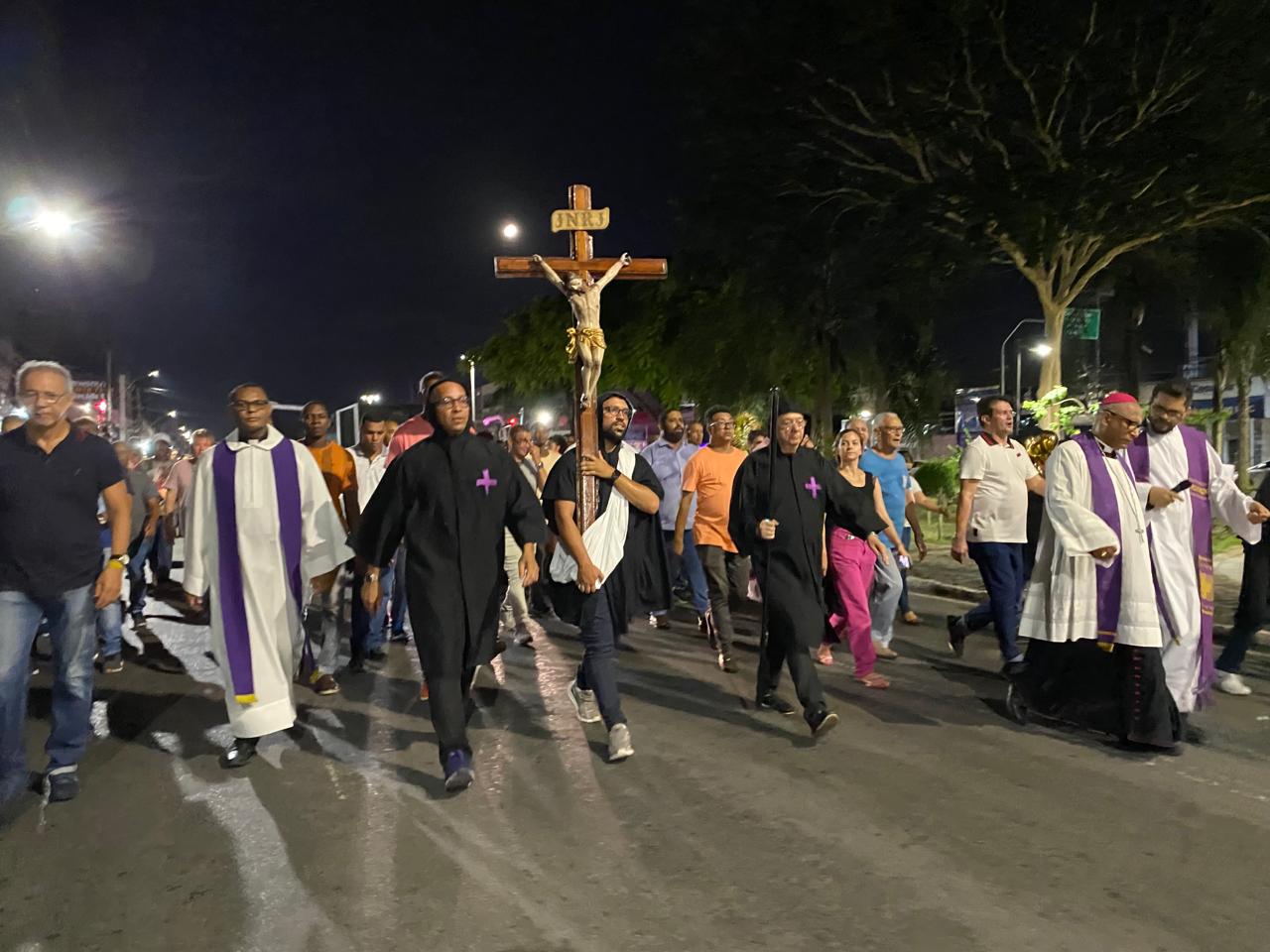 Procissão do Fogaréu: Manifestação de fé e tradição reúne fiéis em Feira de Santana