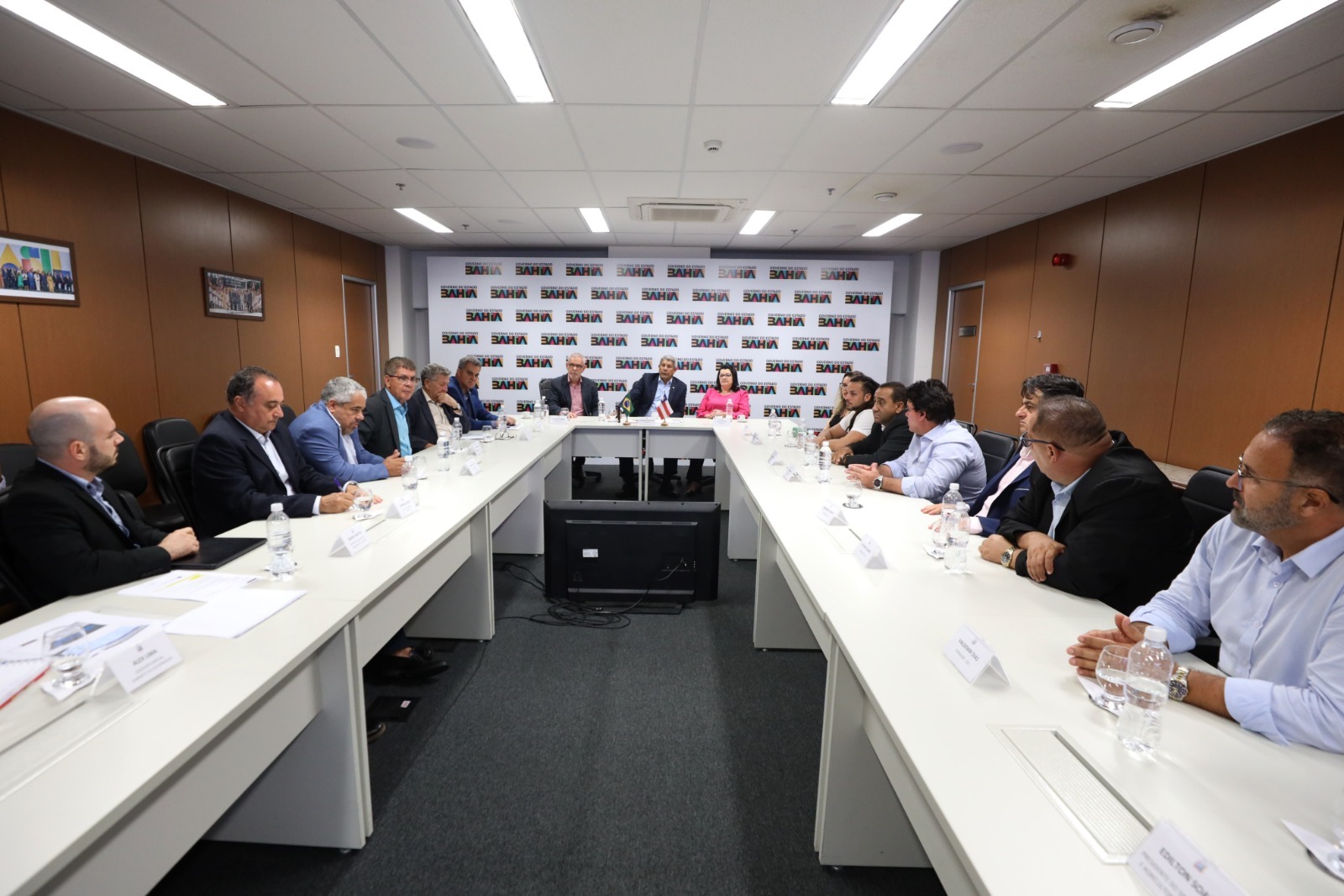Empresários de Feira de Santana celebram resultados de reunião com o governador Jerônimo Rodrigues