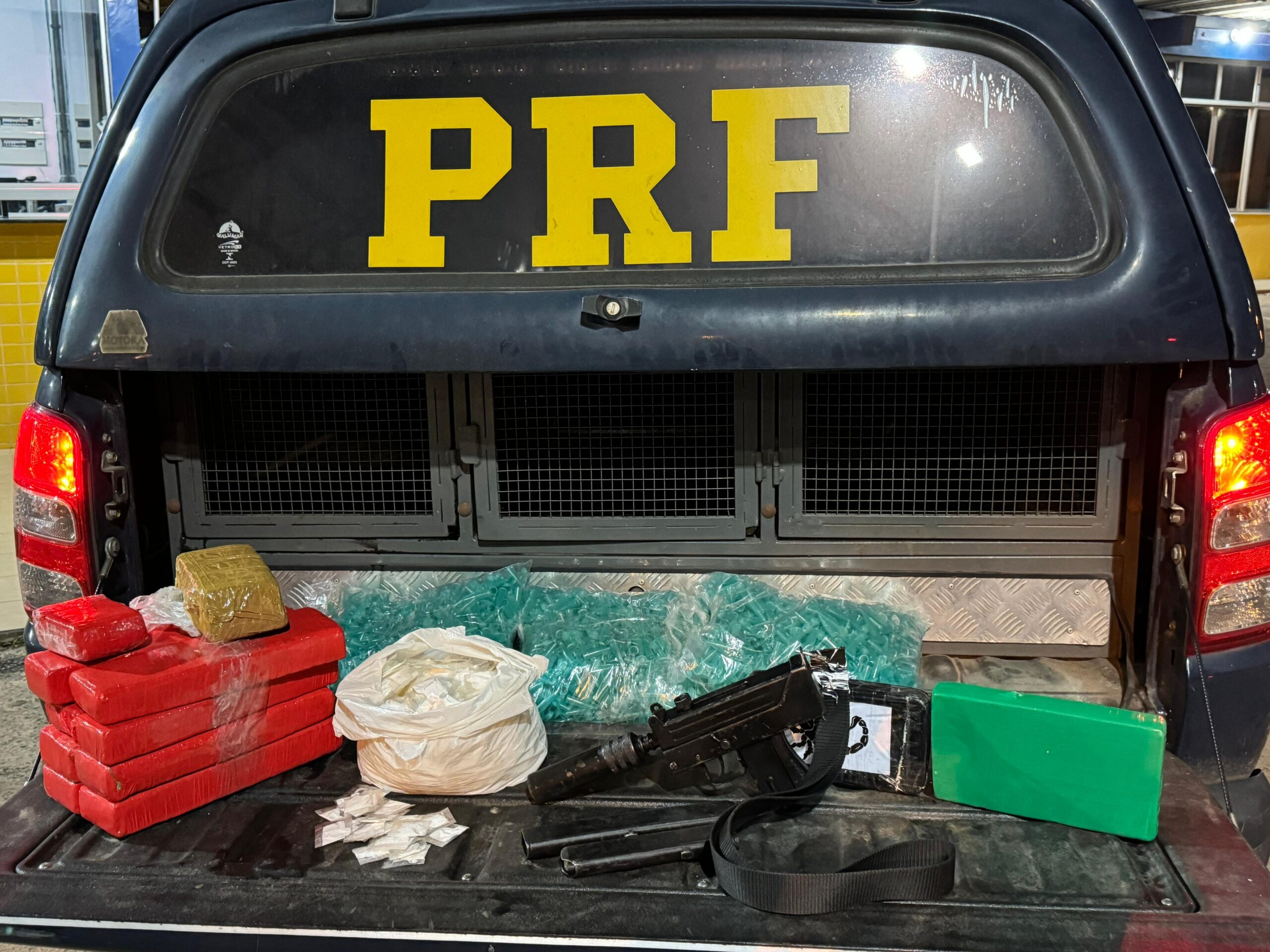 PRF apreende armas e drogas em ônibus em Feira de Santana