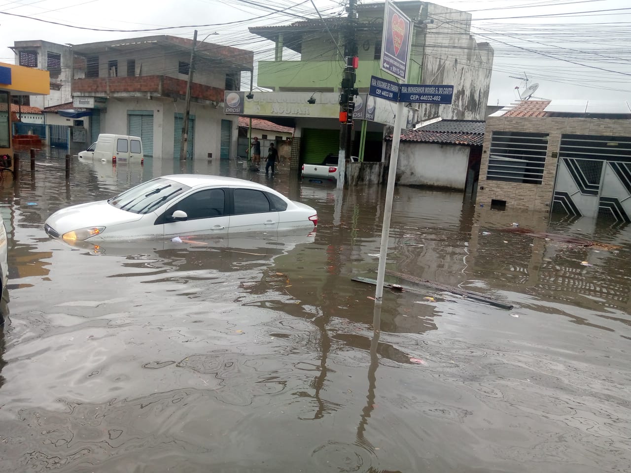 Fortes chuvas alagam ruas e causam prejuízos em Feira de Santana