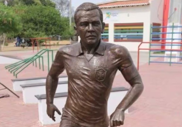 Ministério Público recomenda retirada de estátua de Daniel Alves de Feira de Santana