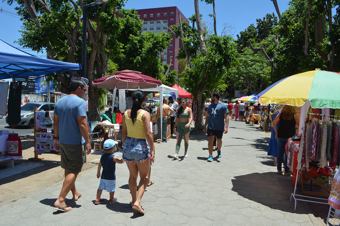 Avenida Getúlio Vargas destino para compra e venda de artesanato e antiguidades neste domingo