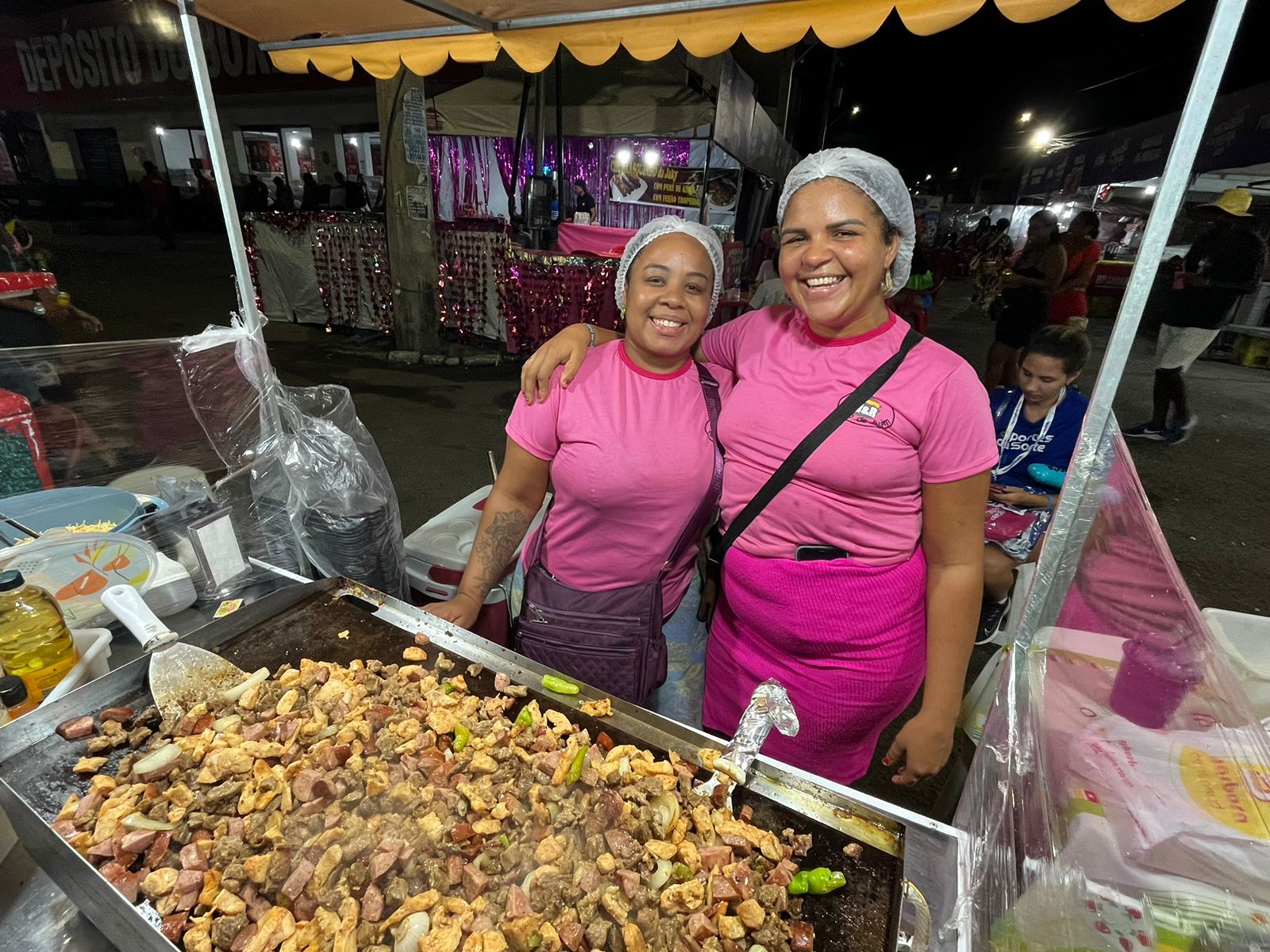 De Salvador para Micareta: irmãs trabalham juntas e apostam na venda de pirão de aipim no circuito da folia