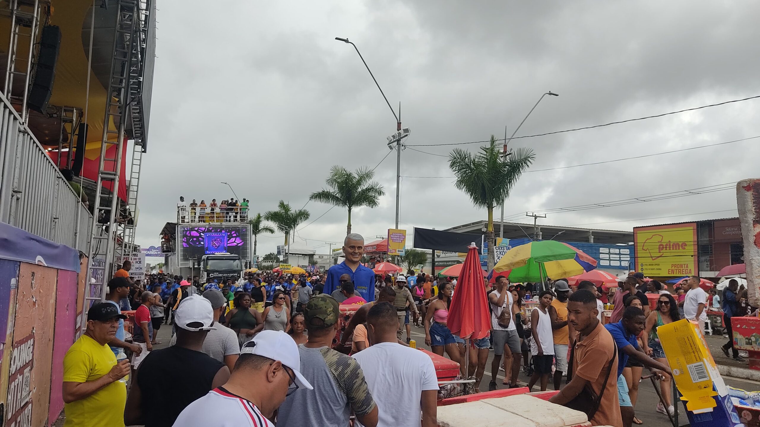 Thiago Aquino leva multidão em arrastão com homenagem aos mototaxistas