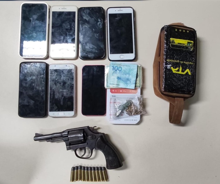 Arma de fogo é apreendida e celulares roubados são recuperados pela PM em Feira de Santana
