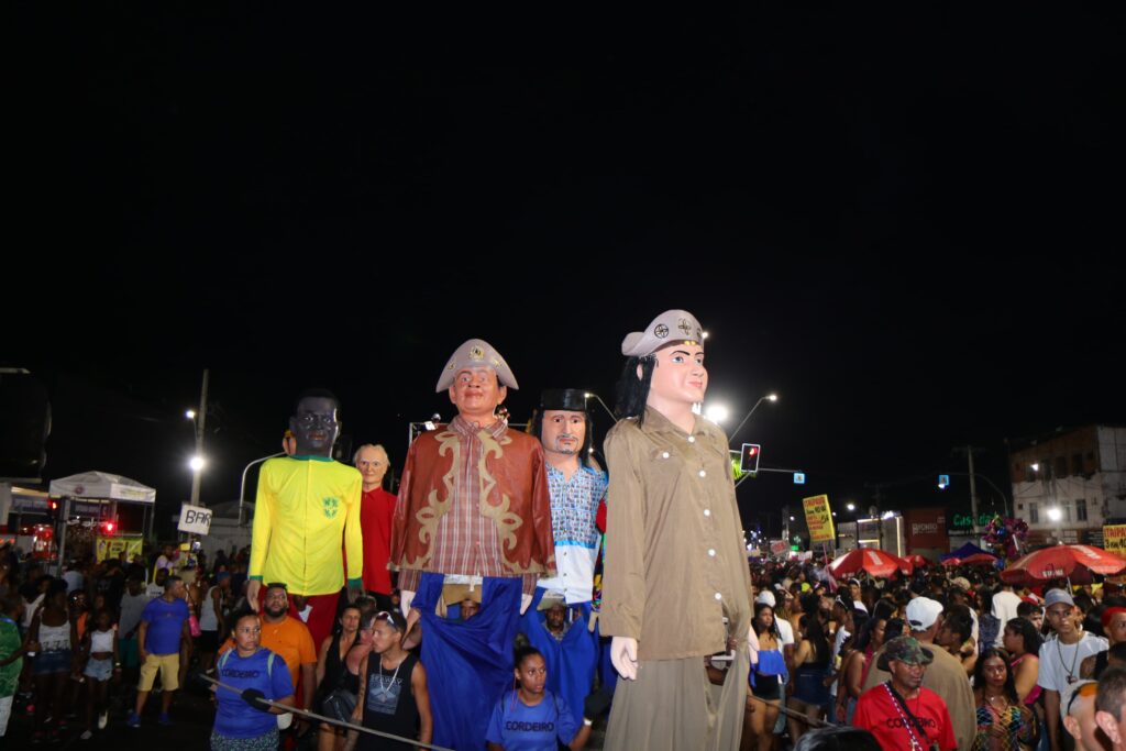 Bonecos gigantes do Carnaval de Olinda desfilaram pela primeira vez na Micareta de Feira