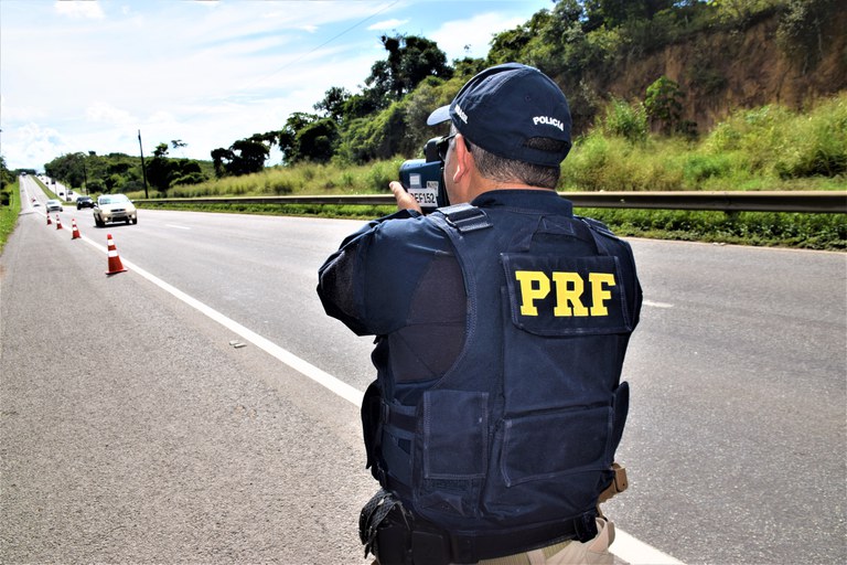 BR-324 lidera nas autuações por uso do celular ao volante nas rodovias federais da Bahia